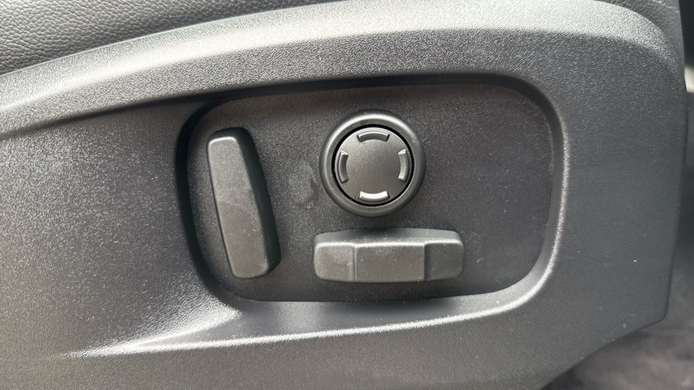Land Rover Defender 2.0 D240 SE 110 5dr Auto Diesel Estate - Image 30