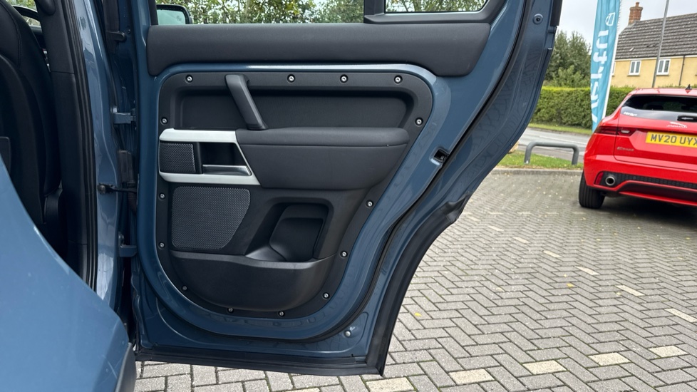 Land Rover Defender 2.0 D240 SE 110 5dr Auto Diesel Estate - Image 37