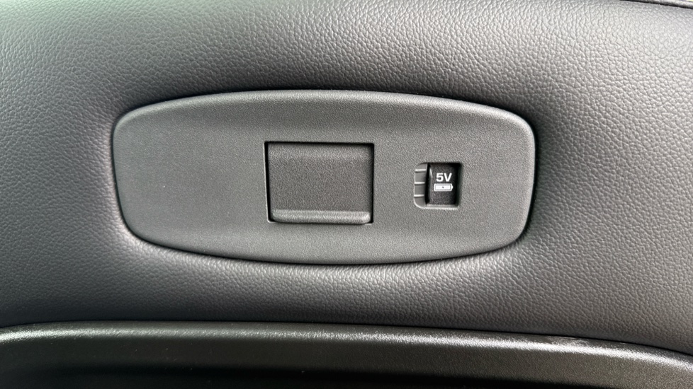 Land Rover Defender 2.0 D240 SE 110 5dr Auto Diesel Estate - Image 38