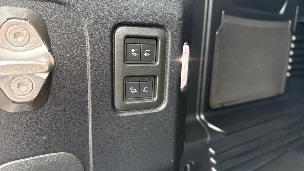 Land Rover Defender 2.0 D240 SE 110 5dr Auto Diesel Estate - Image 39