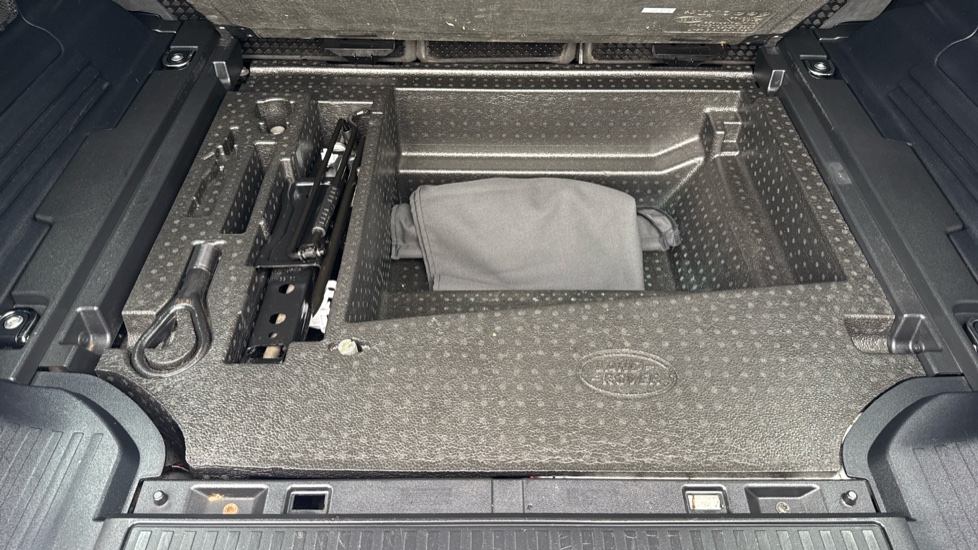 Land Rover Defender 2.0 D240 SE 110 5dr Auto Diesel Estate - Image 41