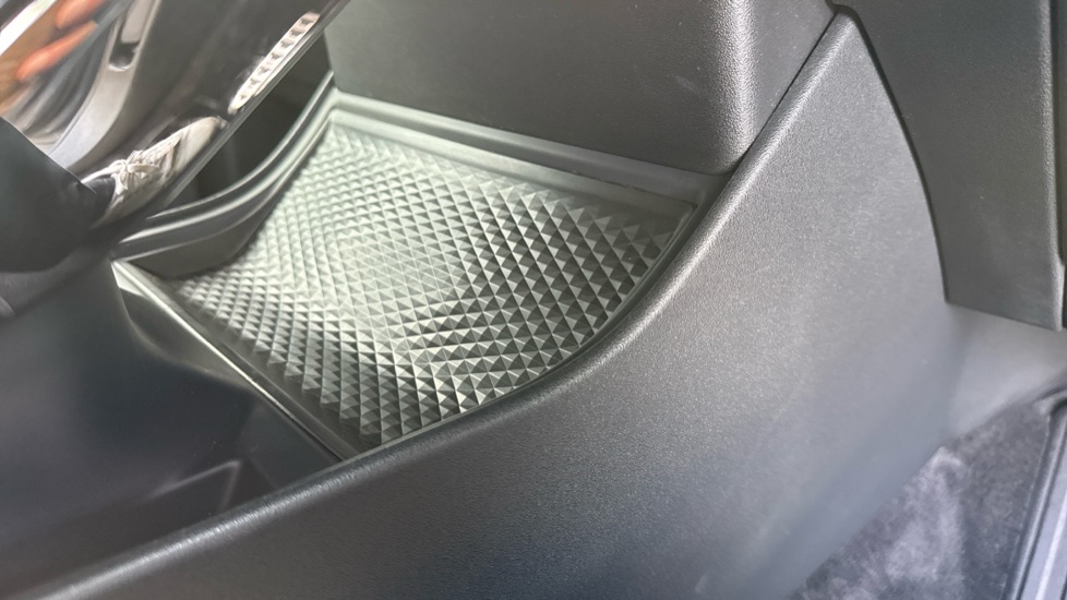 Land Rover Range Rover Evoque 2.0 P250 First Edition 5dr Auto Petrol Hatchback - Image 31