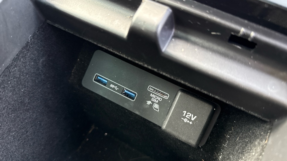 Land Rover Range Rover Evoque 2.0 P250 First Edition 5dr Auto Petrol Hatchback - Image 32