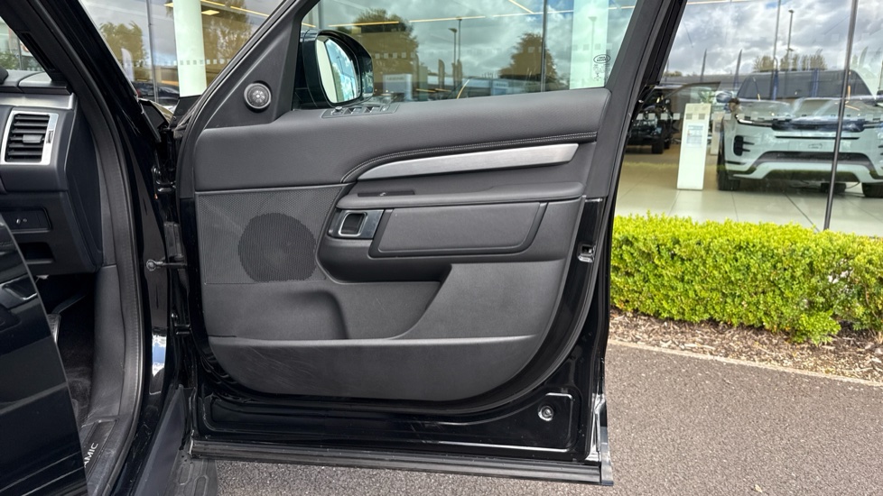Land Rover Discovery 3.0 D250 R-Dynamic S 5dr Auto Diesel Station Wagon - Image 29