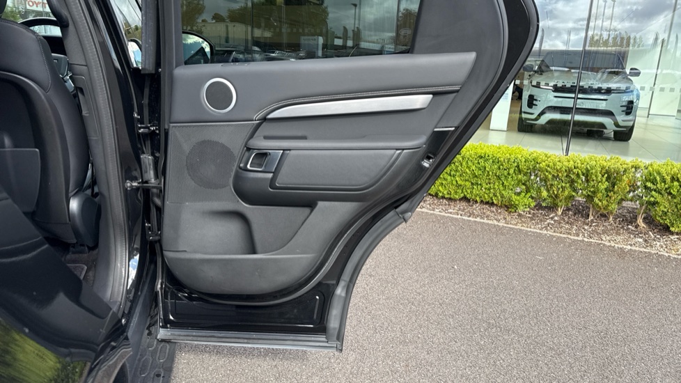 Land Rover Discovery 3.0 D250 R-Dynamic S 5dr Auto Diesel Station Wagon - Image 35