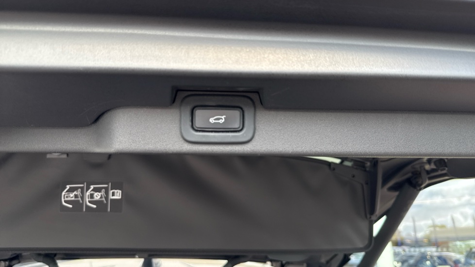 Land Rover Discovery 3.0 D250 R-Dynamic S 5dr Auto Diesel Station Wagon - Image 39