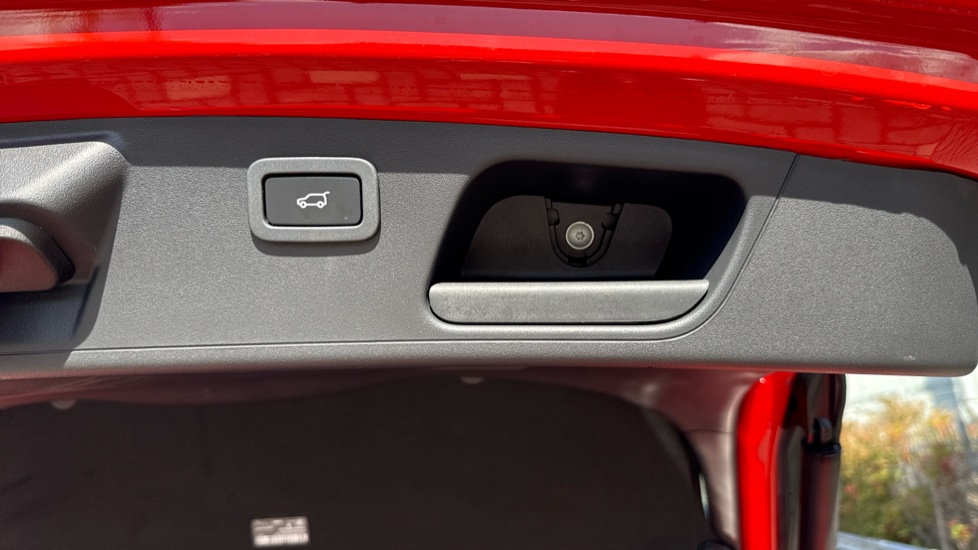 Jaguar E-Pace 2.0 [200] Chequered Flag Edition 5dr Auto Petrol Estate - Image 35
