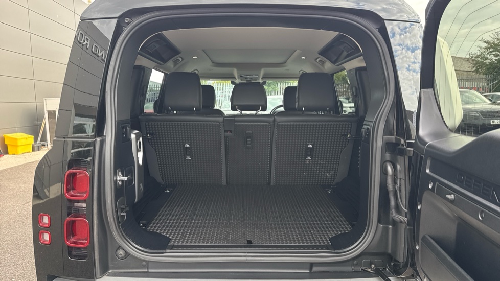 Land Rover Defender 3.0 D250 XS Edition 110 5dr Auto Diesel Estate - Image 10