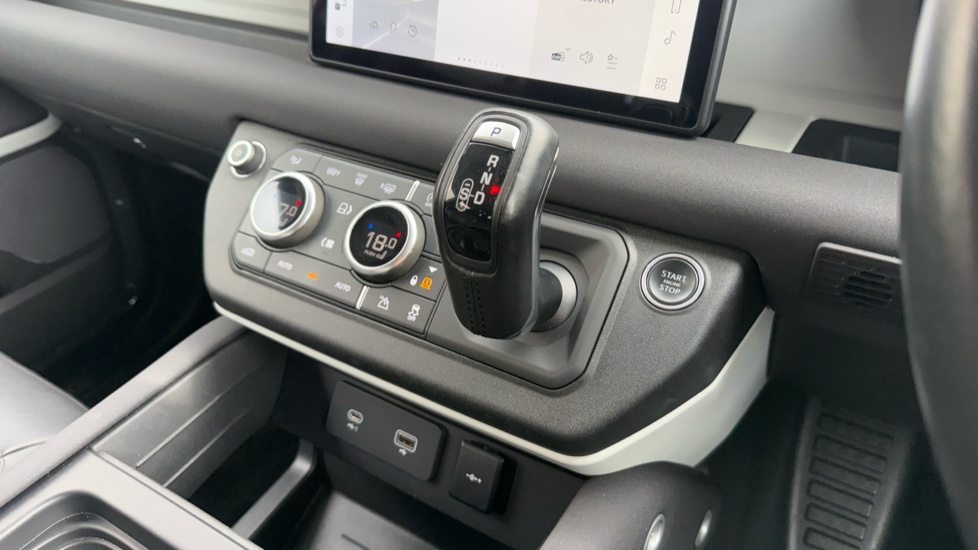 Land Rover Defender 3.0 D250 XS Edition 110 5dr Auto Diesel Estate - Image 13