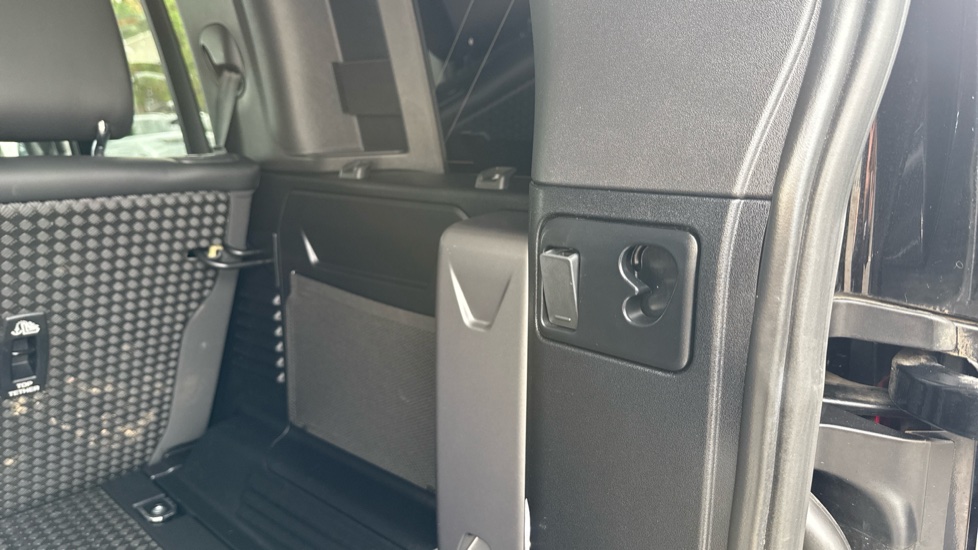 Land Rover Defender 3.0 D250 XS Edition 110 5dr Auto Diesel Estate - Image 28