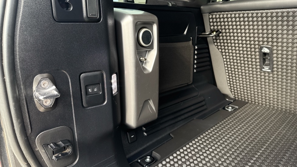 Land Rover Defender 3.0 D250 XS Edition 110 5dr Auto Diesel Estate - Image 35
