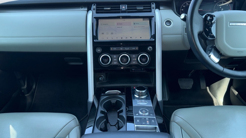 Land Rover Discovery 3.0 SDV6 HSE Luxury 5dr Auto Diesel Station Wagon - Image 14