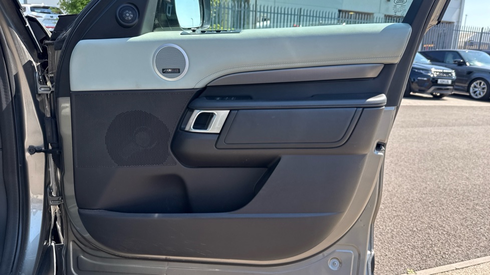 Land Rover Discovery 3.0 SDV6 HSE Luxury 5dr Auto Diesel Station Wagon - Image 29