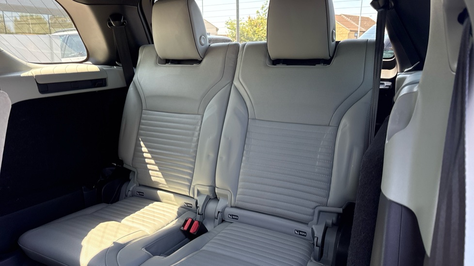 Land Rover Discovery 3.0 SDV6 HSE Luxury 5dr Auto Diesel Station Wagon - Image 39