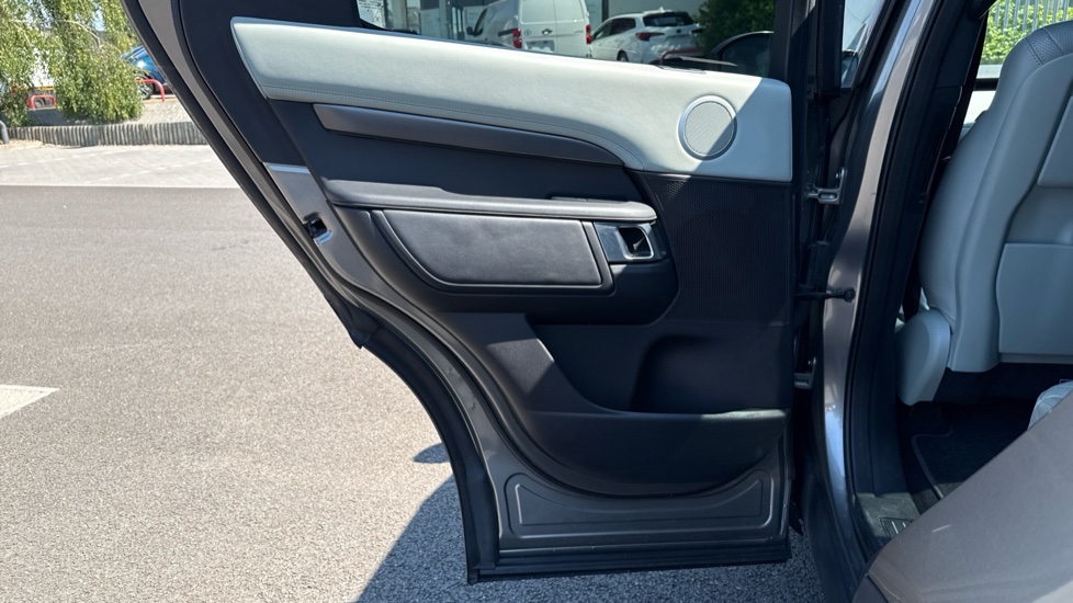 Land Rover Discovery 3.0 SDV6 HSE Luxury 5dr Auto Diesel Station Wagon - Image 40