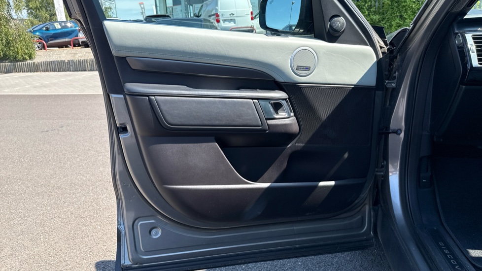 Land Rover Discovery 3.0 SDV6 HSE Luxury 5dr Auto Diesel Station Wagon - Image 41