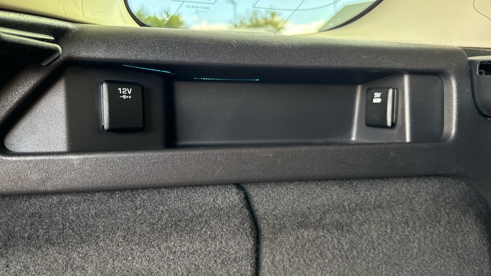 Land Rover Discovery Sport 2.0 TD4 180 HSE Luxury 5dr Auto Diesel Station Wagon - Image 36