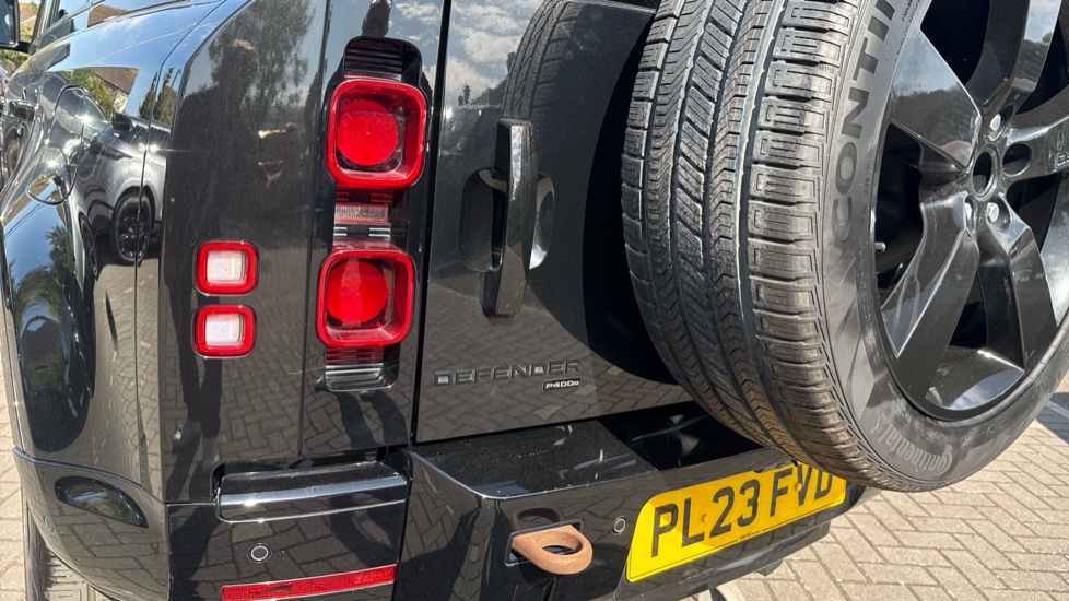 Land Rover Defender 2.0 P400e X-Dynamic HSE 110 5dr Auto Estate - Image 19