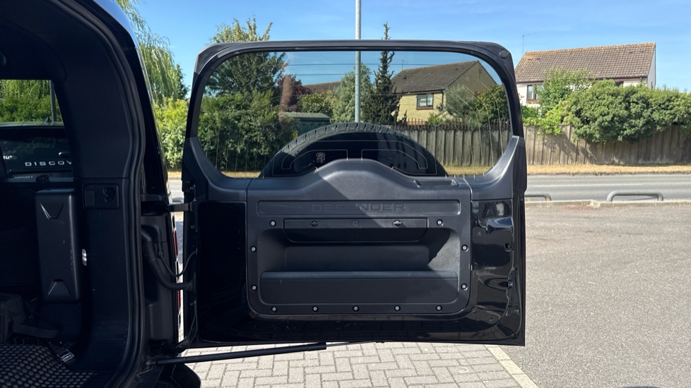 Land Rover Defender 2.0 P400e X-Dynamic HSE 110 5dr Auto Estate - Image 27
