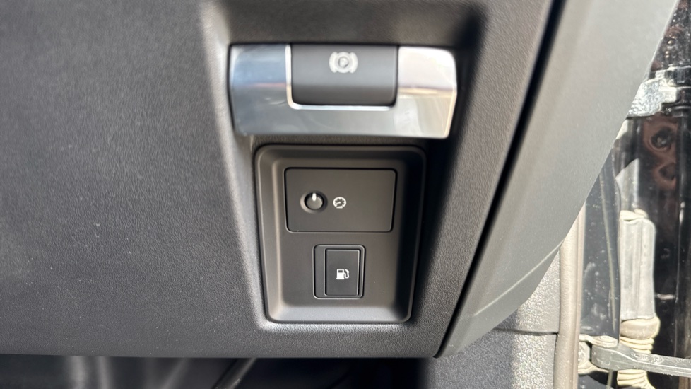 Land Rover Defender 2.0 P400e X-Dynamic HSE 110 5dr Auto Estate - Image 31