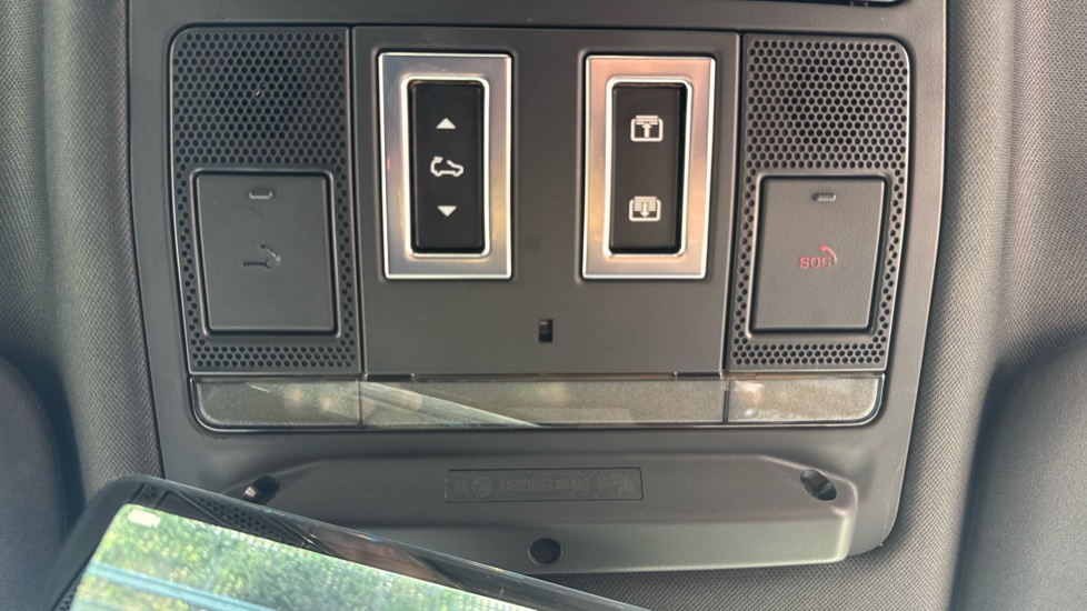 Land Rover Defender 2.0 P400e X-Dynamic HSE 110 5dr Auto Estate - Image 34