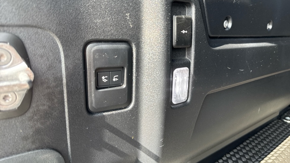 Land Rover Defender 2.0 P400e X-Dynamic HSE 110 5dr Auto Estate - Image 37