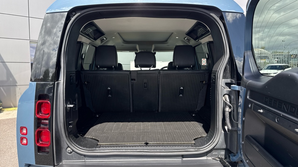 Land Rover Defender 2.0 D240 SE 110 5dr Auto [6 Seat] Diesel Estate - Image 10