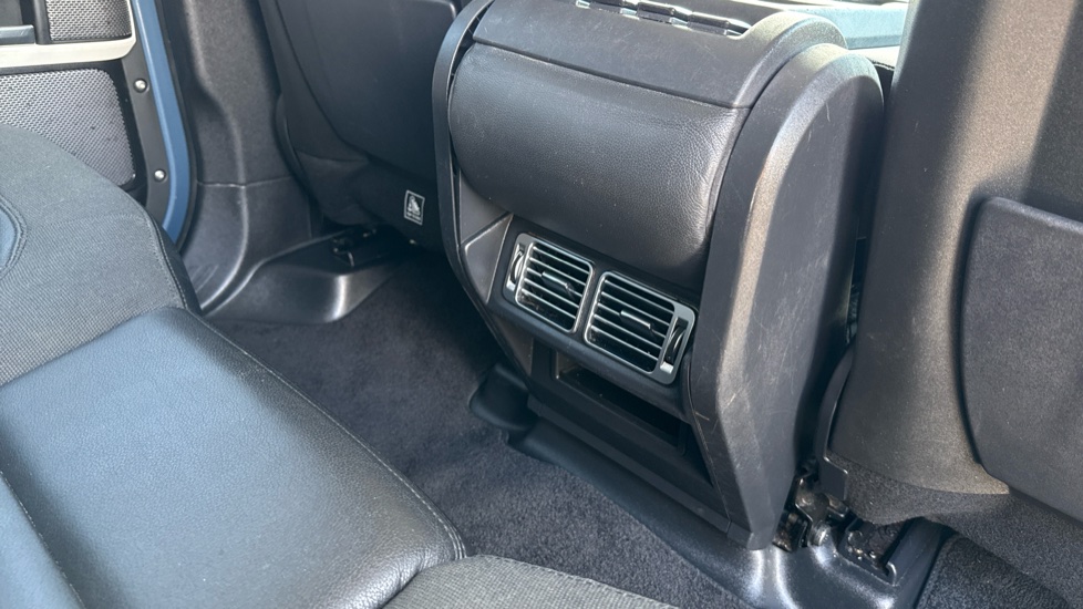 Land Rover Defender 2.0 D240 SE 110 5dr Auto [6 Seat] Diesel Estate - Image 18