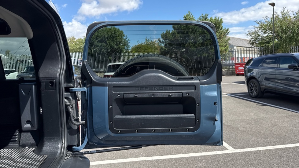 Land Rover Defender 2.0 D240 SE 110 5dr Auto [6 Seat] Diesel Estate - Image 27