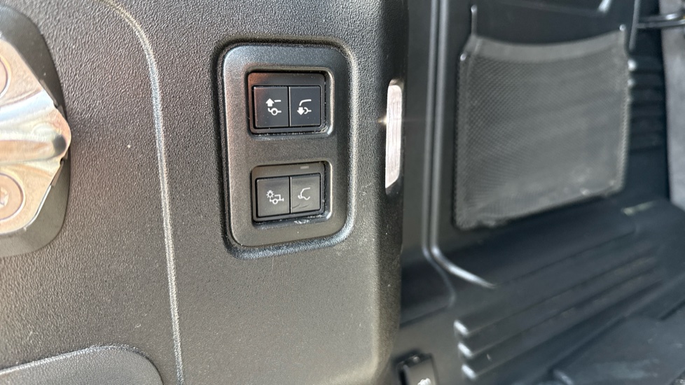 Land Rover Defender 2.0 D240 SE 110 5dr Auto [6 Seat] Diesel Estate - Image 37