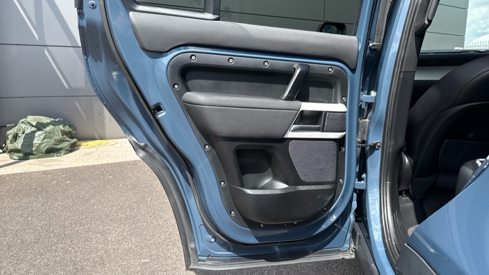 Land Rover Defender 2.0 D240 SE 110 5dr Auto [6 Seat] Diesel Estate - Image 39