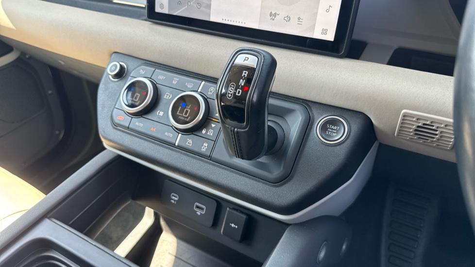 Land Rover Defender 3.0 D250 XS Edition 110 5dr Auto Diesel Estate - Image 13