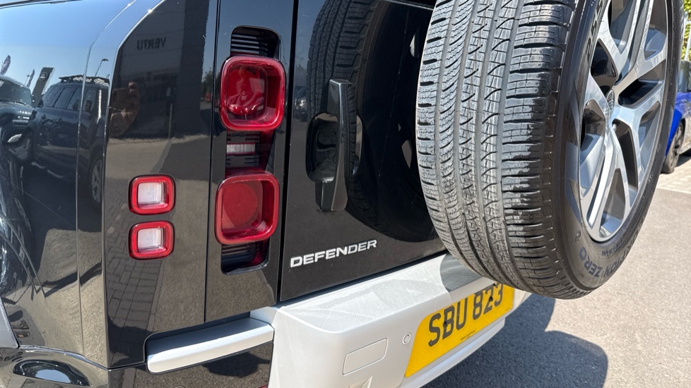 Land Rover Defender 3.0 D250 XS Edition 110 5dr Auto Diesel Estate - Image 19