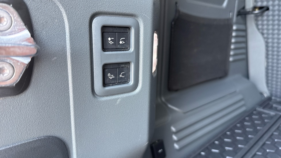 Land Rover Defender 3.0 D250 XS Edition 110 5dr Auto Diesel Estate - Image 36