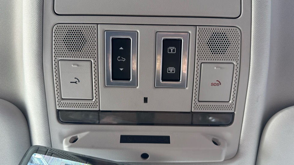 Land Rover Defender 2.0 D240 First Edition 110 5dr Auto Diesel Estate - Image 33
