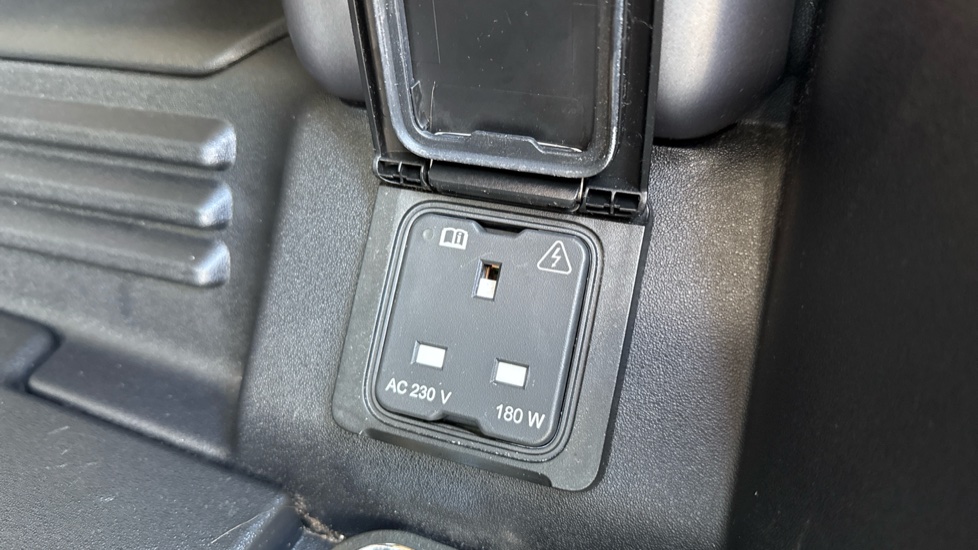 Land Rover Defender 2.0 D240 First Edition 110 5dr Auto Diesel Estate - Image 36