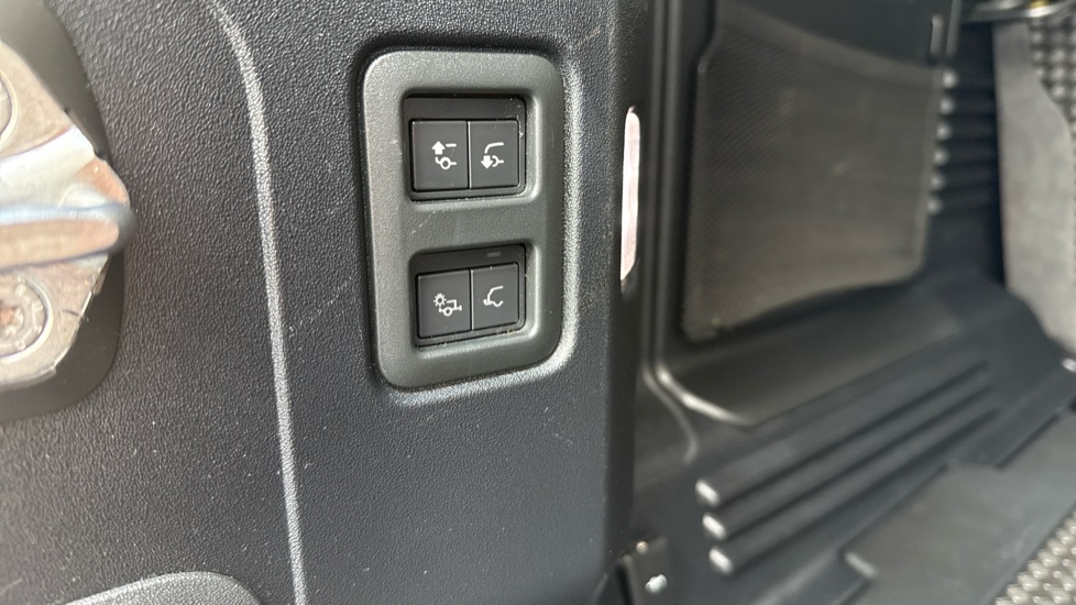 Land Rover Defender 2.0 D240 First Edition 110 5dr Auto Diesel Estate - Image 37