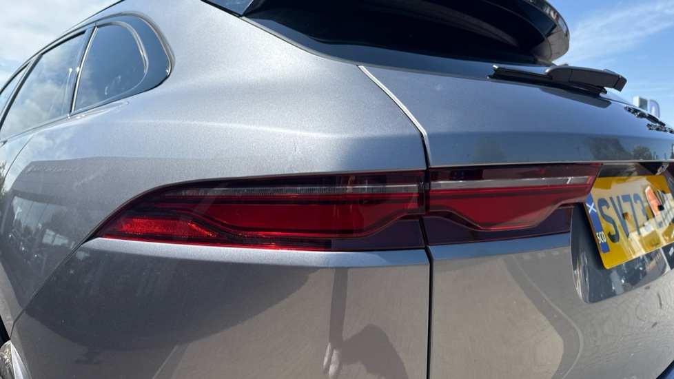 Jaguar F-Pace 2.0 D200 R-Dynamic SE Black 5dr Auto AWD Diesel Estate - Image 19