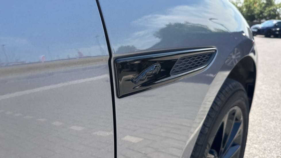 Jaguar F-Pace 2.0 D200 R-Dynamic SE Black 5dr Auto AWD Diesel Estate - Image 24