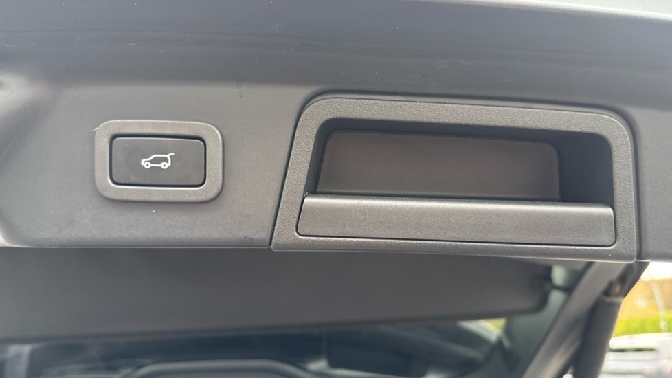 Land Rover Range Rover Velar 2.0 D200 Edition 5dr Auto Diesel Estate - Image 40