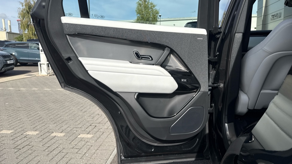 Land Rover Range Rover Sport 3.0 D300 SE 5dr Auto Diesel Estate - Image 37