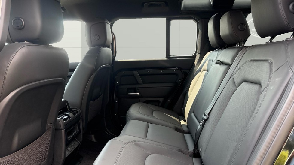 Land Rover Defender 3.0 D250 X-Dynamic HSE 110 5dr Auto Diesel Estate - Image 4