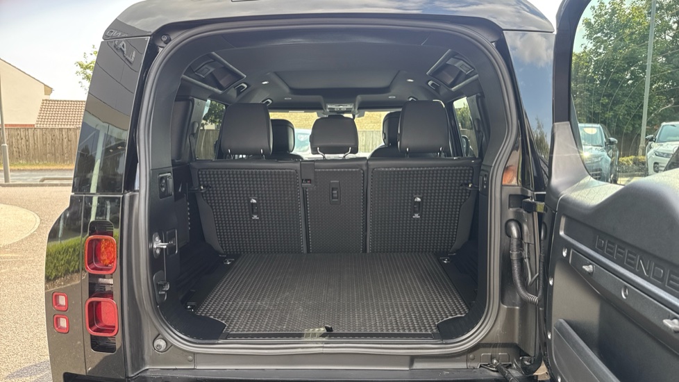 Land Rover Defender 3.0 D250 X-Dynamic HSE 110 5dr Auto Diesel Estate - Image 10