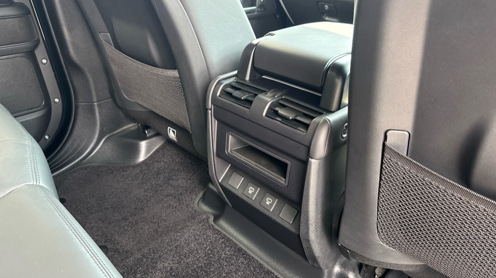 Land Rover Defender 3.0 D250 X-Dynamic HSE 110 5dr Auto Diesel Estate - Image 18