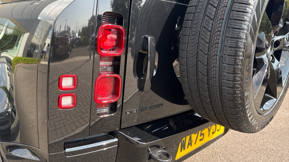 Land Rover Defender 3.0 D250 X-Dynamic HSE 110 5dr Auto Diesel Estate - Image 19