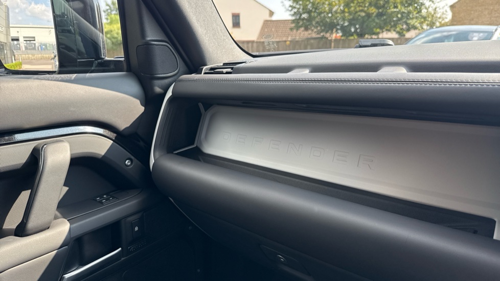 Land Rover Defender 3.0 D250 X-Dynamic HSE 110 5dr Auto Diesel Estate - Image 26