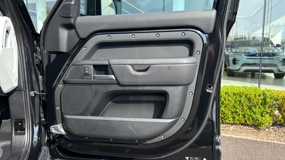 Land Rover Defender 3.0 D250 X-Dynamic HSE 110 5dr Auto Diesel Estate - Image 29
