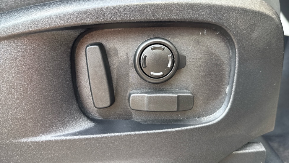 Land Rover Defender 3.0 D250 X-Dynamic HSE 110 5dr Auto Diesel Estate - Image 30