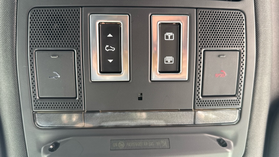 Land Rover Defender 3.0 D250 X-Dynamic HSE 110 5dr Auto Diesel Estate - Image 33