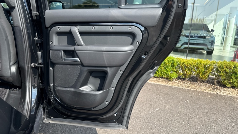 Land Rover Defender 3.0 D250 X-Dynamic HSE 110 5dr Auto Diesel Estate - Image 34